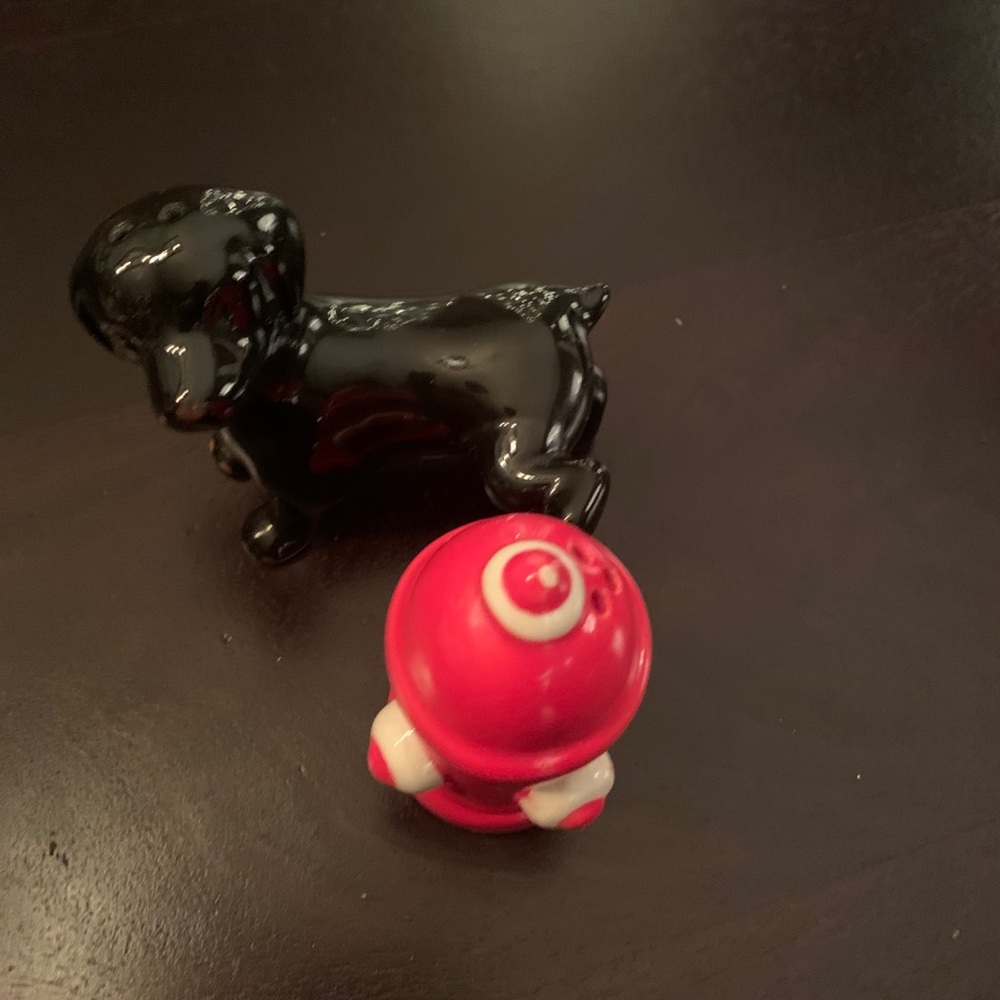 Dog and hydrant salt and pepper set
